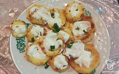 Посыпаем закуску свежей зеленью и подаем к столу. 