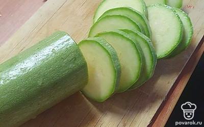 Нарезаем кабачок.