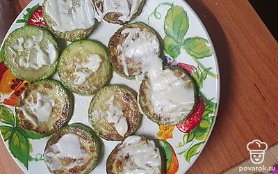 Смазываем кабачок майонезом с чесноком.