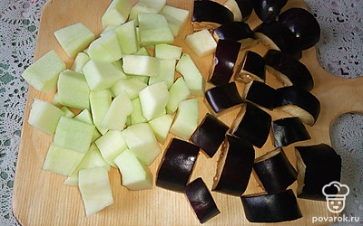 Баклажаны и кабачки накрошите крупными кусочками.