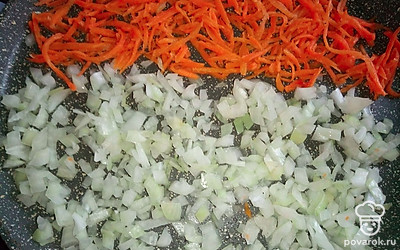 Морковь натрите на терке, а лук нашинкуйте кубиками.
