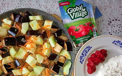 Посолите и поперчите по вкусу овощи. Смешайте сметану с томатной пастой и добавьте сметанно-томатный соус к овощам. 