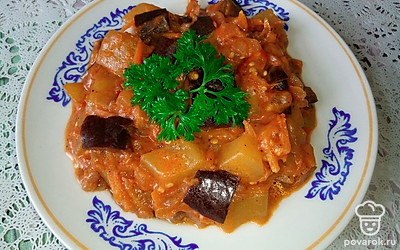 Украсьте готовое блюдо веточками петрушки.