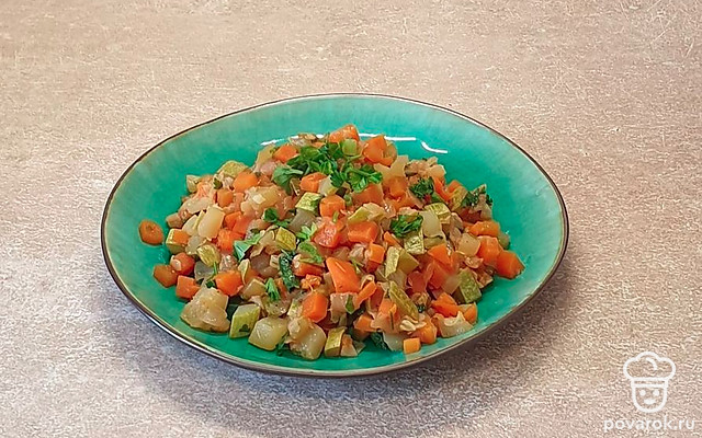 Кабачки, тушенные с овощами и петрушкой — Рецепт с фото