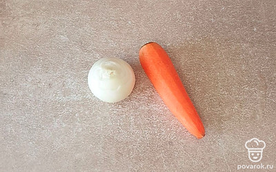 Морковь и лук очистите от кожуры и промойте в воде.