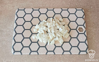 Лук нарежьте мелким кубиком.