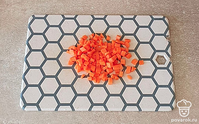 Морковь измельчите.