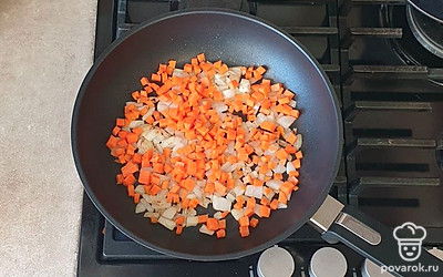 На разогретую сковороду выложите лук и обжарьте две минуты. Затем добавьте морковь, перемешайте и обжаривайте на небольшом огне около семи минут.