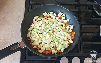 Кабачок нарежьте мелким кубиком и добавьте к овощам. Тушите около пятнадцати минут до мягкости овощей.