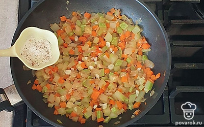 Всыпьте соль и перец.