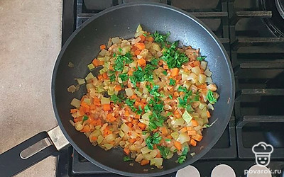Петрушку мелко порубите и добавьте в сковороду. Перемешайте и тушите еще три минуты.