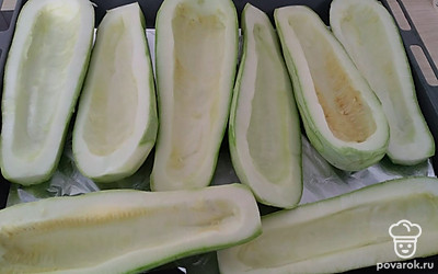 Кабачки разрезать вдоль пополам, выбрать середину. Выложить в форму на фольгу.