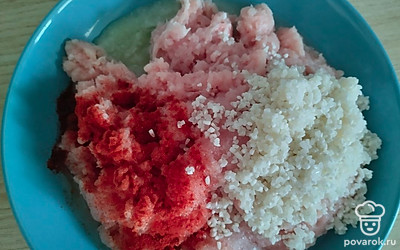 Мясо помолоть, добавить паприку, соль, рис, измельченный лук.