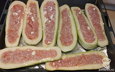 Фарш выложить в кабачки. Сливки смешать с водой, вылить сверху. Убрать оовщи в духовку на час при 180 градусах.