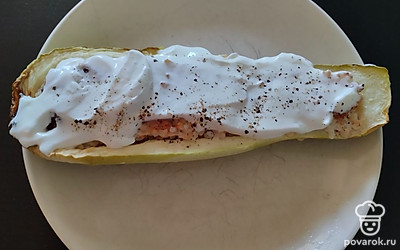 Подавать блюдо со сметаной и молотым перцем.