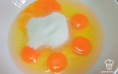Яйца смешайте с сахаром. Если яйца крупные, можно взять 4 штуки.