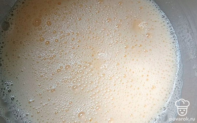Взбивайте миксером 5 минут.