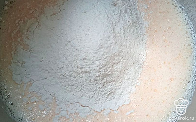 Добавьте муку.