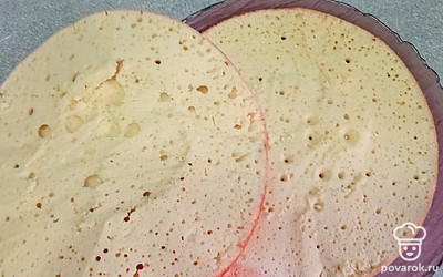 Разрежьте корж на две части.