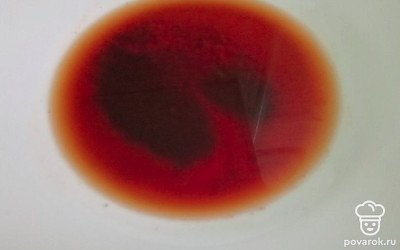 Кофе залейте кипящей водой, оставьте на 3 минуты.