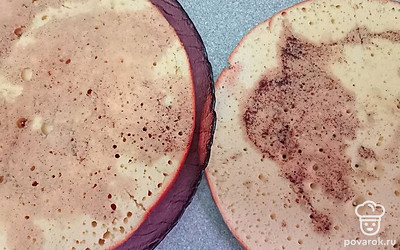 Полейте коржи кофе.