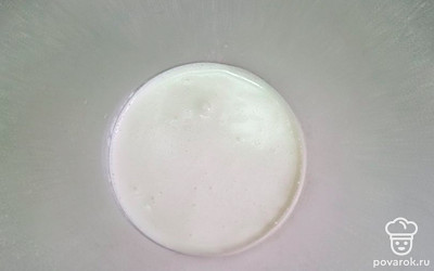 Сливки перелейте в чашу блендера.