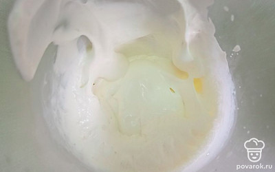 Пробейте сливки блендером (примерно 3 минуты).