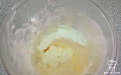 Пробейте крем еще 1 минуту. 