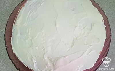 Крем разделите на три части. На один корж выложите часть крема, сверху положите второй корж и намажьте второй частью крема.