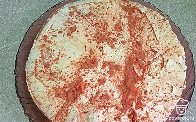 Посыпьте торт какао.