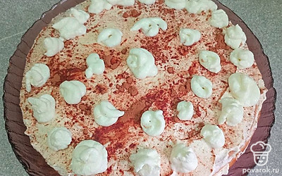 Украсьте торт оставшимся кремом.