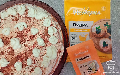 Поставьте торт в холодильник хотя бы на 2 часа. Подавайте с чаем или кофе.