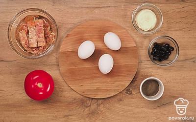 Удобно расположите продукты. Отварите яйца и очистите от скорлупы. Откройте баночку с тунцом и слейте жидкость.