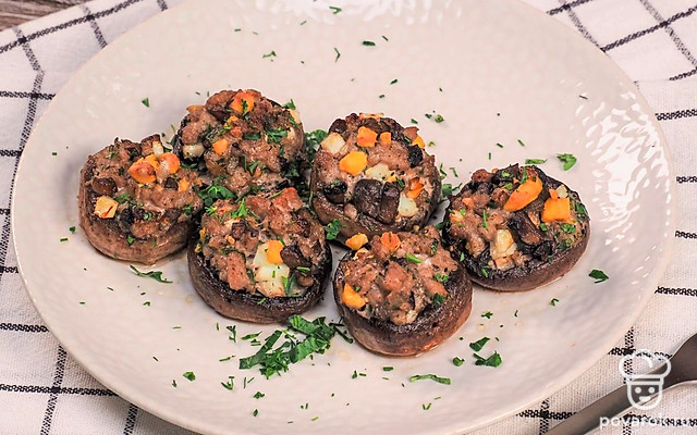 Шампиньоны, фаршированные фаршем — Рецепт с фото