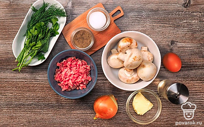 Подготовьте продукты для фаршированных шампиньонов. Грибы помойте, почистите и отделите шляпки от ножек. Шляпки внутри посолите. Ножки шампиньонов и лук мелко нарежьте. Порубите зелень. Яйцо отварите и мелко порежьте. Лук очистите от шелухи и мелко нарежьте.