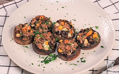 Запеченные фаршированные шампиньоны вкусны как в горячем, так и в холодном виде. При подаче можно сверху посыпать блюдо зеленью укропа и петрушки.