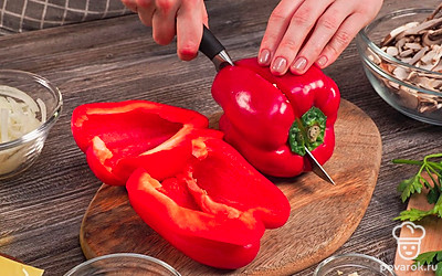 Подготовьте перец. Разрежьте его пополам, удалите семена и перегородки.