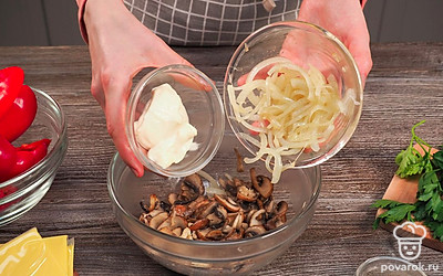 Приготовьте начинку. Лук нарежьте полукольцами. Обжарьте в сковороде на растительном масле до прозрачного состояния. Лук уберите в сторону. Нарежьте грибы на пластинки. Обжарьте в сковороде на растительном масле. Измельчите чеснок. Когда выпарится жидкость из грибов, добавьте в сковороду чеснок. Обжарьте 3 минуты, уберите с огня. Смешайте жареный лук с грибами и майонезом, посолите и поперчите.