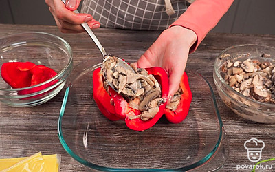 Нафаршируйте перец и запеките его в духовке. Наполните грибной начинкой каждую половину перца. Смажьте противень растительным маслом, выложите на него фаршированный перец и запеките 30 минут в разогретой до 180 градусов духовке. За 10 минут до конца запекания положите на каждую половинку перца по ломтику сыра.