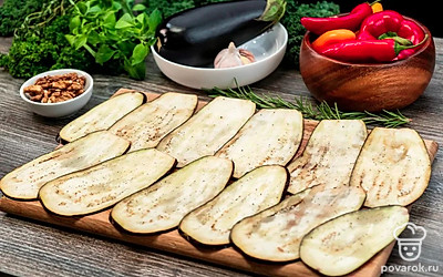 Переложите их в емкость и хорошо присолите со всех сторон. Оставьте на 10-15 минут. Соль вытянет из баклажанов лишнюю влагу и смягчит горечь! Затем слейте выделившуюся жидкость, промокните ломтики бумажными полотенцами и уберите излишки соли.