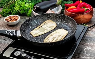 Смажьте сковороду маслом и обжарьте пластины баклажана с обоих сторон.