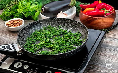 Обжарьте на сковороде шпинат.