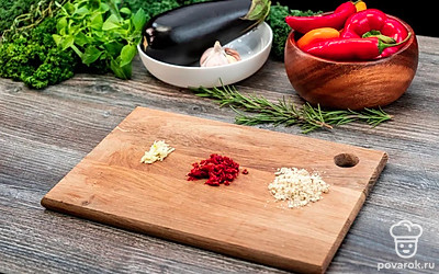 Измельчите дополнительные ингредиенты.