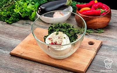 Возьмите миску, в чаше для смешивания разомните вилкой рикотту. Если вы не нашли свежий шпинат, можете взять замороженный. Разморозьте шпинат и хорошо отожмите, чтобы удалить всю влагу, добавьте его к сыру. Выдавите зубчик чеснока. Посолите и поперчите, добавьте тертый мускатный орех. Тщательно перемешайте.