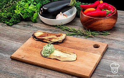 Возьмите обжаренные пластины баклажана, выложите начинку и заверните рулетики.