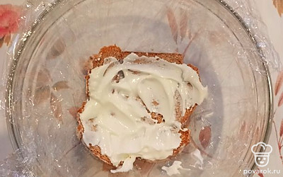 Выложить в форму, сверху смажьте сметаной.