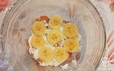 Нарежьте бананы кружочками и выложите на пряники. Повторите так еще один слой.