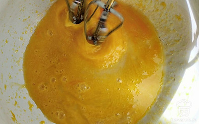 В удобную посуду вбейте яйца и всыпьте сахар. Взбейте все миксером до растворения сахара.