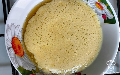 Добавьте яично-сахарную смесь к меду и маслу. Перемешайте.