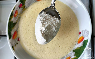 Сюда же введите просеянную муку с разрыхлителем, соль. Вымешайте тесто руками.
